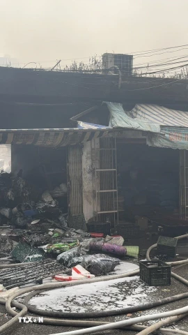 Khoảng 5 giờ 14 phút ngày 23/12/2025, đám cháy cơ bản được dập tắt. (Ảnh: Quốc Lũy/TTXVN.)