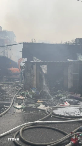 Các tổ công tác tiếp tục triển khai dập tàn và làm mát các cấu kiện để phòng ngừa cháy bùng phát trở lại. (Ảnh: Quốc Lũy/TTXVN)