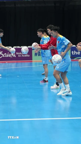 Đội tuyển futsal Việt Nam tập luyện trước trận tứ kết gặp đội chủ nhà Indonesia. (Ảnh: VFF/TTXVN phát)