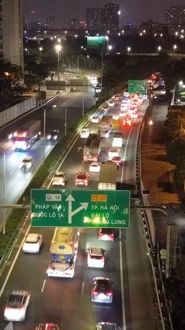 Các phương tiện di chuyển khó khăn trong đêm muộn của ngày nghỉ thứ 3, kỳ nghỉ lễ 30/4-1/5 kéo dài 4 ngày. (Ảnh: Quốc Khánh/TTXVN)