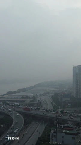 Hà Nội sáng sớm có sương mù. (Ảnh: Phan Phương/TTXVN)