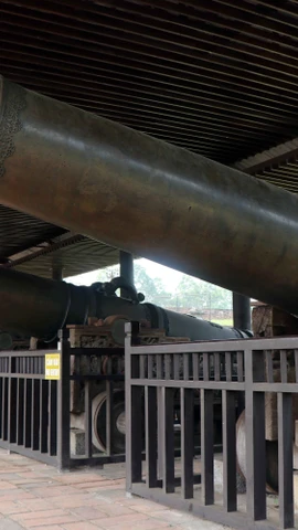 Năm khẩu súng thần công được đặt ở cửa Quảng Đức, Kinh thành Huế. (Ảnh: Đỗ Trưởng/TTXVN)