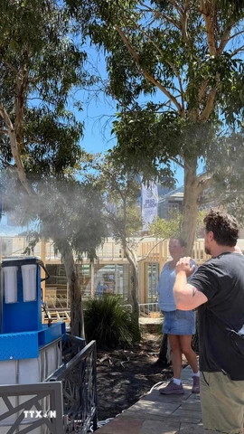 Quạt phun hơi sương để giảm nhiệt trên đường phố tại Melbourne, Australia, ngày 7/1/2026. (Ảnh: THX/TTXVN)