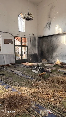 Hiện trường vụ nổ bên trong đền thờ Hồi giáo ở Wadi al-Dhahab, khu lân cận thành phố Homs, miền Trung Syria ngày 26/12/2025. (Ảnh: THX/TTXVN)