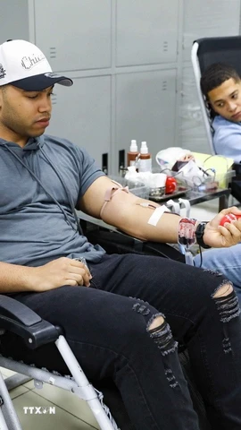 Công dân Cuba tham gia hiến máu tại Ngày hội. (Ảnh: Vũ Quang/TTXVN)