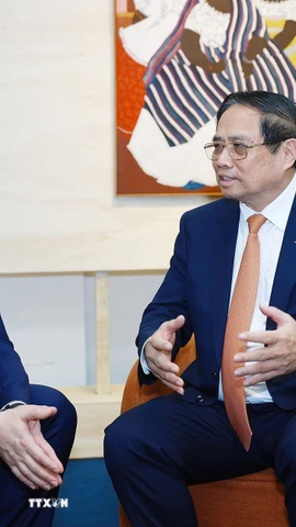 Thủ tướng Phạm Minh Chính gặp Tổng thống Chile Gabriel Boric. (Ảnh: Dương Giang/TTXVN)
