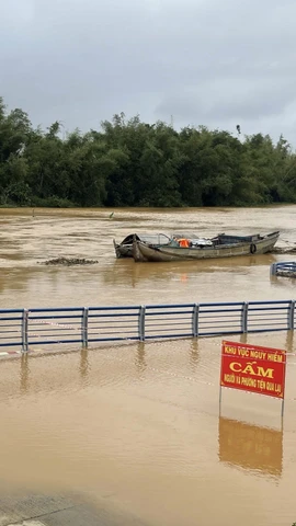 Nước lũ trên sông Trà Khúc dâng cao gây ngập đường vào xóm Lân, xã Tịnh Khê, tỉnh Quảng Ngãi. (Ảnh: Phạm Cường/TTXVN)