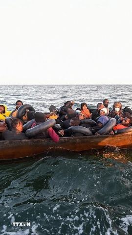 Người di cư lênh đênh trên Địa Trung Hải ở ngoài khơi bờ biển thành phố Sfax, Tunisia. (Ảnh: AFP/TTXVN)