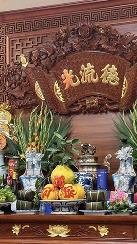 Bàn thờ gia tiên ngày Tết - góc Xuân rực rỡ và thiêng liêng. (Nguồn: Vietnam+)