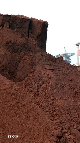 Đất hiếm được đưa đi xuất khẩu tại Liên Vân Cảng ở tỉnh Giang Tô, Trung Quốc. (Ảnh: AFP/TTXVN)