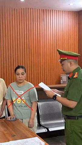 Cơ quan Cảnh sát điều tra Công an tỉnh Hưng Yên thi hành lệnh bắt bị can để tạm giam đối với Bùi Thị Hoài. (Ảnh: Công an tỉnh Hưng Yên)