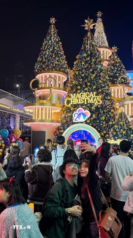 Trung tâm thương mại Harbour City được trang trí rực rỡ vào mỗi dịp lễ Giáng sinh. (Ảnh: Mạc Luyện/TTXVN)