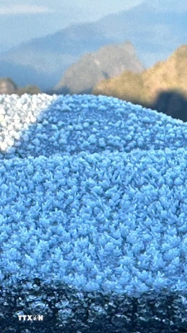 Lớp băng dày khoảng 0,5cm, trắng xốp, bám lên mặt sàn, lan can. (Ảnh: TTXVN phát)