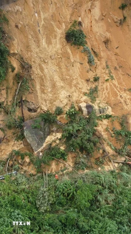 Vị trí đèo Khánh Lê đoạn qua địa phận tỉnh Khánh Hòa bị sạt lở. (Ảnh: Đặng Tuấn/TTXVN)