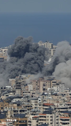 Khói bốc lên sau cuộc không kích của Israel tại Beirut, Liban. (Ảnh: THX/TTXVN)