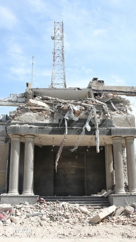 Những tòa nhà bị phá hủy sau các cuộc tập kích tại Tehran, Iran ngày 4/3/2026. (Ảnh: THX/TTXVN)