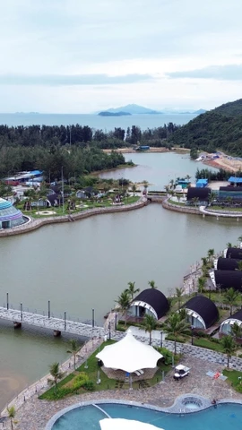 Khu du lịch Đầu Rồng trên đảo được đầu tư khang trang để thu hút du khách đến với đảo. (Ảnh: Đức Hiếu/TTXVN)