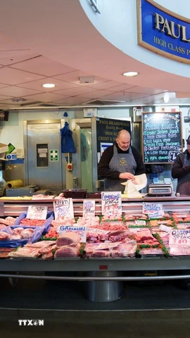 Một quầy hàng tại chợ ở Manchester, Anh. (Ảnh: THX/TTXVN)