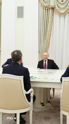Tổng thống Nga Vladimir Putin trong cuộc gặp với đặc phái viên của Tổng thống Mỹ, ông Steve Witkoff và ông Jared Kushner tại Moskva ngày 2/12/2025. (Ảnh: AA/TTXVN)