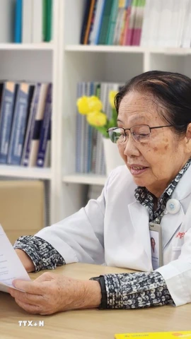 Giáo sư Nguyễn Thị Ngọc Phượng vẫn miệt mài làm việc ở độ tuổi 80. (Ảnh: Đinh Hằng/TTXVN)