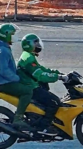 Hai đối tượng cướp ngân hàng trên đường tẩu thoát. (Ảnh: Công an tỉnh Gia Lai)