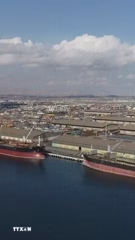 Tàu thuyền neo tại cảng trên đảo Qeshm của Iran trên eo biển Hormuz. (Ảnh: IRNA/TTXVN)