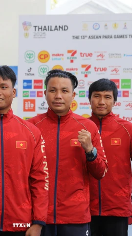 Nụ cười chiến thắng của 3 vận động viên Võ Huỳnh Anh Khoa (giữa), Hán Quang Thoại (phải) và Hồ Văn Đao (trái). (Ảnh: Đỗ Sinh/TTXVN)