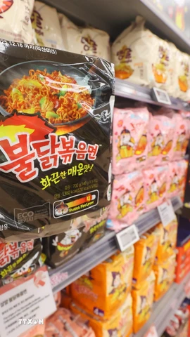 Khách hàng chọn mua mỳ ăn liền tại cửa hàng ở Seoul, Hàn Quốc. (Ảnh: Yonhap/TTXVN)