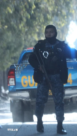 Cảnh sát gác tại cổng Trung tâm giam giữ Fraijanes II ở Fraijanes, Guatemala ngày 18/1/2026. (Ảnh: THX/TTXVN)