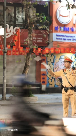 Lực lượng chức năng điều tiết giao thông tại nút giao Kim Mã-Giang Văn Minh. (Ảnh: Lê Đông/TTXVN)