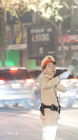 Lực lượng chức năng điều tiết giao thông trên phố Kim Mã. (Ảnh: Lê Đông/TTXVN)