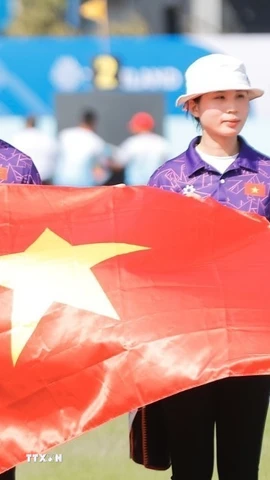 Hai vận động viên Đặng Công Đức và Lê Phạm Vân Anh giành huy chương Bạc nội dung cung 3 dây đôi nam nữ hỗn hợp. (Ảnh: Minh Quyết/TTXVN)