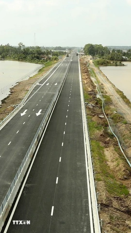 Tuyến chính Dự án đường bộ cao tốc Bắc-Nam phía Đông đoạn Cần Thơ-Cà Mau qua địa bàn xã Vĩnh Tường, thành phố Cần Thơ. (Ảnh: Duy Khương/TTXVN)