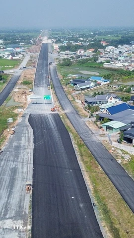 Các đoạn tuyến đã hoàn thành thảm nhựa, bảo đảm yêu cầu kỹ thuật và mỹ quan chung của tuyến cao tốc. (Ảnh: Giang Phương/TTXVN)