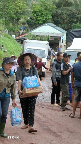 Người dân vùng lũ xã biên giới Mỹ Lý (Nghệ An) nhận hàng cứu trợ. (Ảnh: Văn Tý/TTXVN)