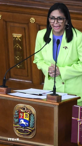 Tổng thống lâm thời Venezuela Delcy Rodriguez phát biểu tại Caracas. (Ảnh: THX/TTXVN)