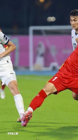 Đình Bắc số 7 U23 Việt Nam nỗ lực đi bóng trước cầu thủ U23 UAE. (Ảnh: Nguồn AFC/TTXVN phát)