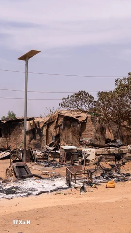 Cảnh tàn phá khi các tay súng tấn công và phóng hỏa ở khu vực Woro và Nuku ở bang Kwara, Nigeria ngày 5/2/2026. (Ảnh minh họa. Anadolu Agency/TTXVN)