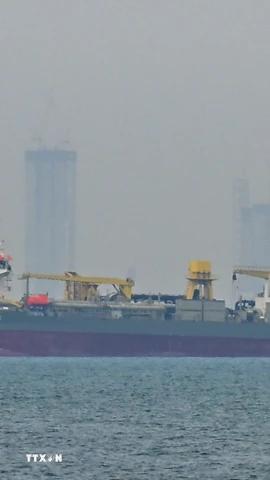 Tàu thương mại neo ngoài khơi Dubai, Các tiểu vương quốc Arab thống nhất, khi hoạt động hàng hải bị gián đoạn tại eo biển Hormuz, ngày 2/3/2026. (Ảnh: Anadolu Agency/TTXVN)