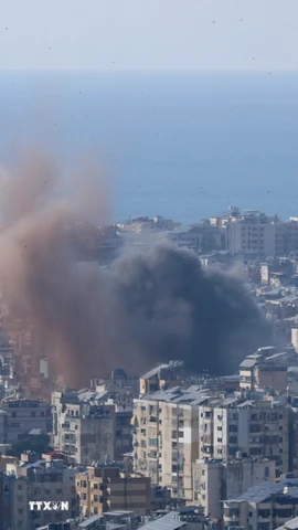 Khói bốc lên từ địa điểm ở ngoại ô Beirut, Liban sau cuộc không kích của Israel. (Ảnh: THX/TTXVN)