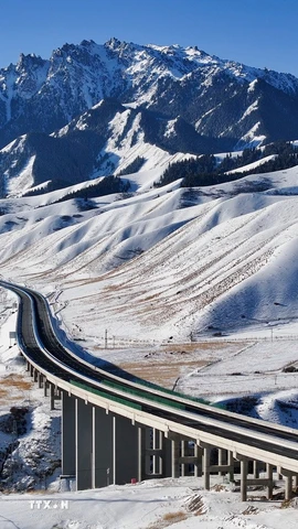 Đường cao tốc Urumqi-Yuli ở Khu tự trị Tân Cương Duy Ngô Nhĩ, Trung Quốc, ngày 23/12/2025. (Ảnh: )THX/TTXVN