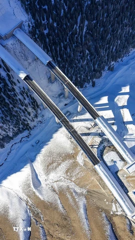 Đường cao tốc Urumqi-Yuli ở Khu tự trị Tân Cương Duy Ngô Nhĩ, Trung Quốc, ngày 23/12/2025. (Ảnh: THX/TTXVN)