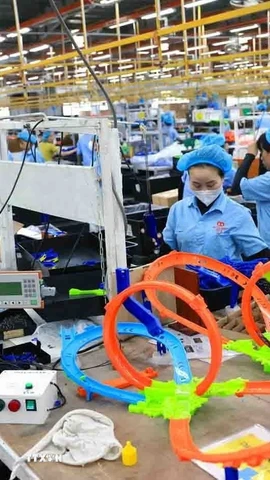 Sản xuất sản phẩm đồ chơi trẻ em xuất khẩu sang thị trường Mỹ, Pháp, Chi Lê của Công ty TNHH Chế xuất Billion Max Việt Nam, 100% vốn Hong Kong (Trung Quốc). (Ảnh: Phạm Hậu/TTXVN)
