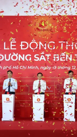 Các đại biểu thực hiện nghi thức động thổ dự án metro Bến Thành-Cần Giờ. (Ảnh: Tiến Lực/TTXVN)