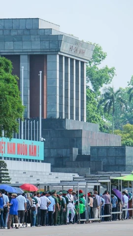 Đông đảo người dân và du khách vào Lăng viếng Chủ tịch Hồ Chí Minh, sáng 17/5. (Ảnh: Hoàng Hiếu/TTXVN)