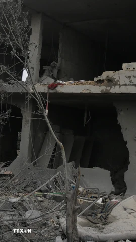 Tòa nhà bị phá hủy sau cuộc không kích của Israel tại thị trấn Kfour, gần Nabatieh, miền Nam Liban. (Ảnh: THX/TTXVN)