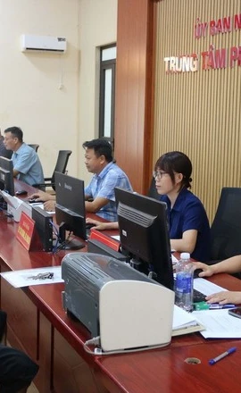 Hoạt động tại Trung tâm Phục vụ hành chính công xã Long Hưng (tỉnh Hưng Yên). (Ảnh: Thu Hoài/TTXVN)