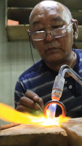 Thầy Sat là một nghệ nhân tài hoa, ông giỏi mọi ngón nghề thủ công truyền thống của địa phương. (Ảnh: Trần Hiếu/Vietnam+)