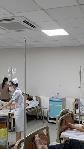 Các ca nghi ngộ độc sau khi ăn bánh mỳ đang điều trị tại bệnh viện. (Ảnh: Báo Lâm Đồng)