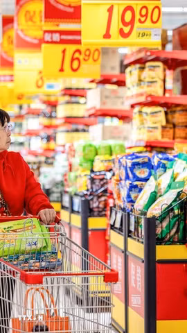 Người dân mua sắm tại siêu thị ở tỉnh Hắc Long Giang, Trung Quốc. (Ảnh: THX/TTXVN)